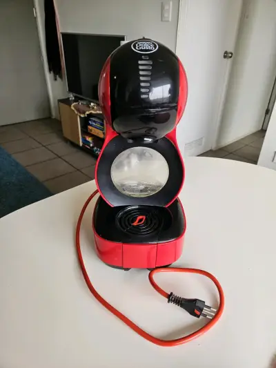 Cafetera Dolce Gusto roja compacta - miniatura 1