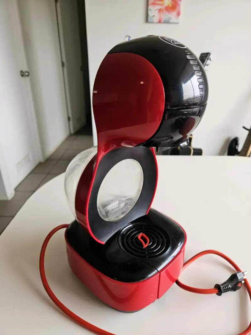 Cafetera Dolce Gusto roja compacta - 2