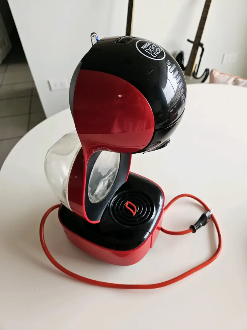 Cafetera Dolce Gusto roja compacta - 3