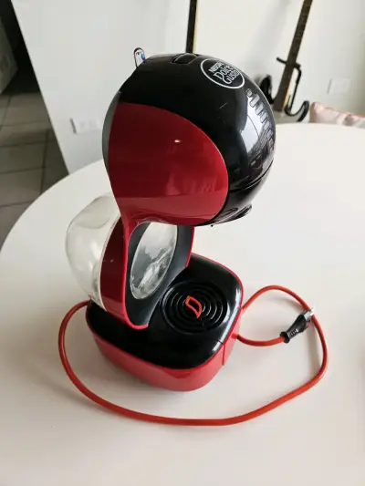 Cafetera Dolce Gusto roja compacta - miniatura 3