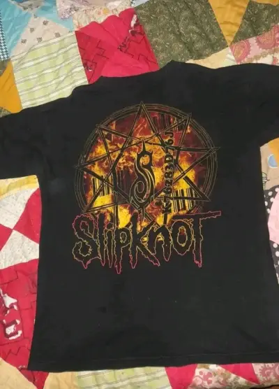 Polera Slipknot negra con diseño de banda - miniatura 2