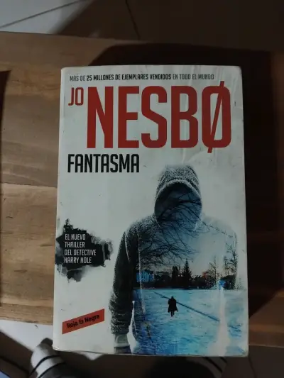 Libro 'Fantasma' de Jo Nesbø en buen estado - miniatura 1