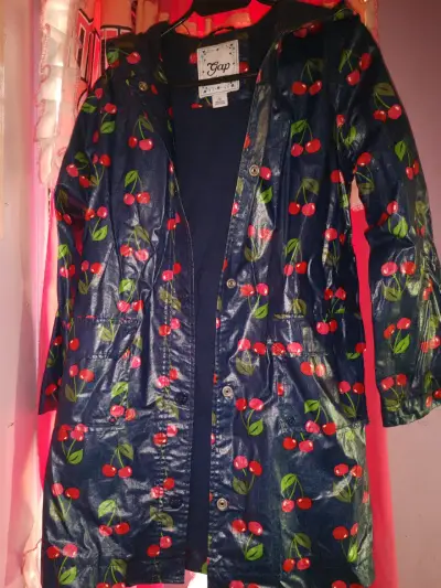 Impermeable con diseño de cerezas Gap - miniatura 1