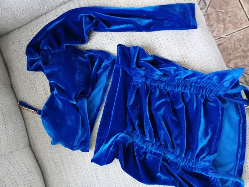 Vestido de terciopelo azul con mangas largas