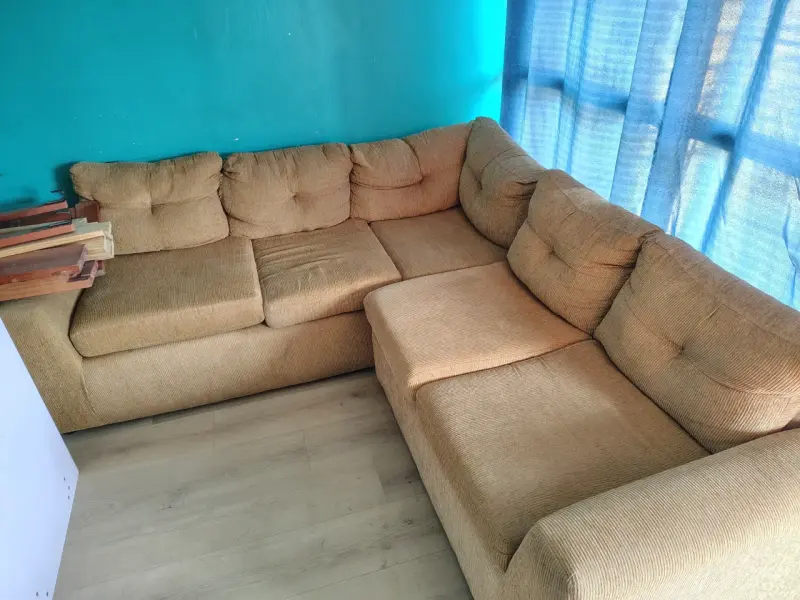 Sofá seccional esquinero beige en buen estado - 1
