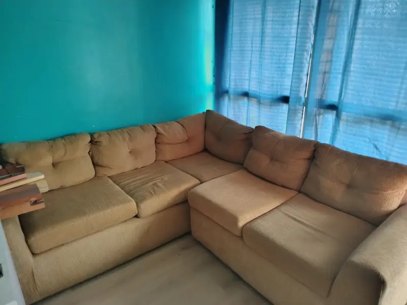 Sofá seccional esquinero beige en buen estado - 2