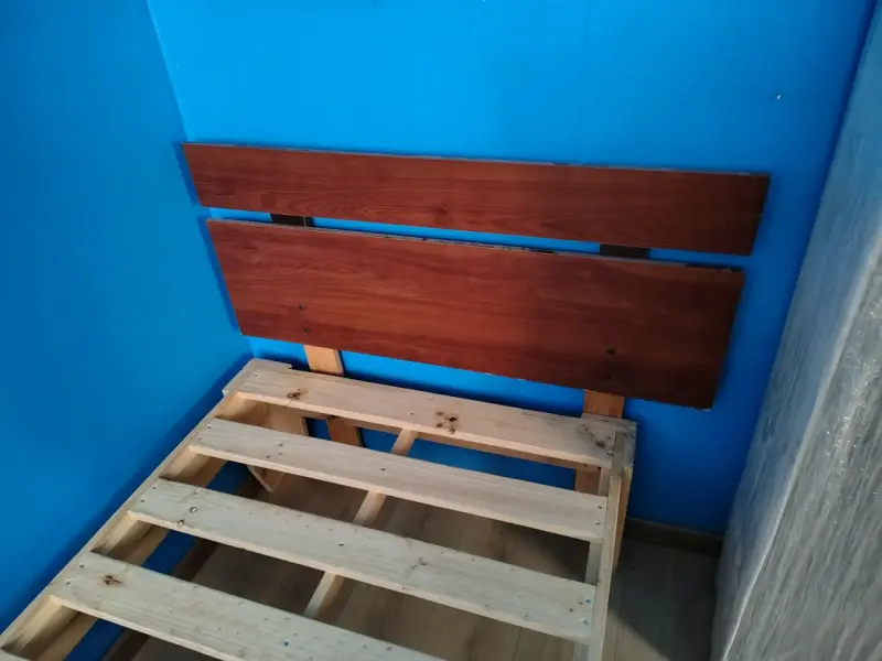 Cama individual de madera con respaldo - 1