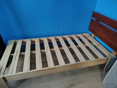 Cama individual de madera con respaldo - miniatura 2