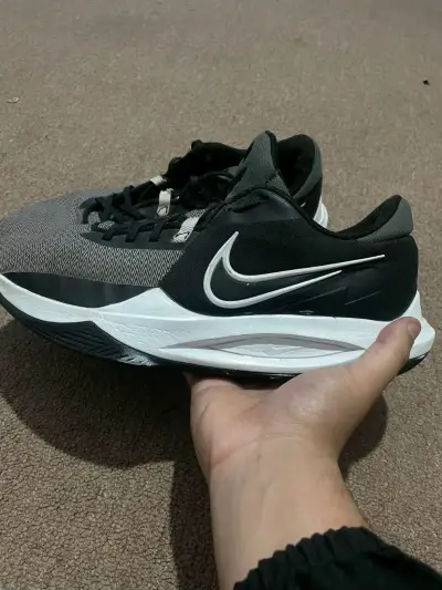Zapatillas deportivas Nike negras y grises - miniatura 1