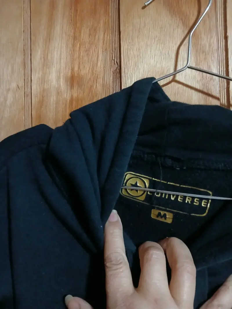 Polerón negro con capucha Converse logo dorado - 2