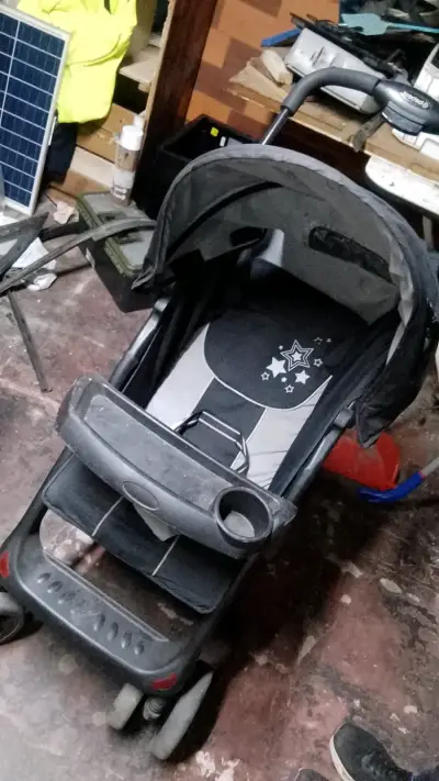 Coche de bebé plegable con diseño de estrellas - miniatura 1