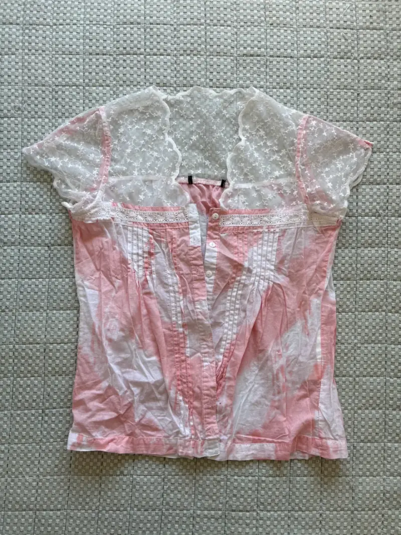 Blusa rosa con encaje floral para mujer - 1