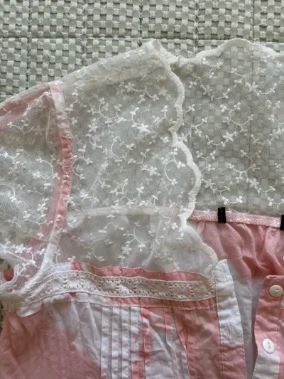 Blusa rosa con encaje floral para mujer - miniatura 3