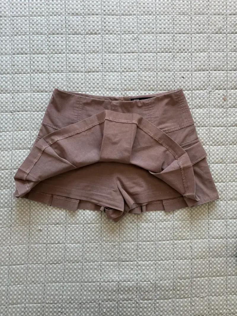 Falda corta marrón con pliegues Zara - 2