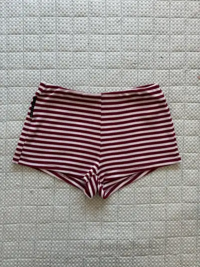 Shorts a rayas rojas y blancas para mujer - miniatura 1