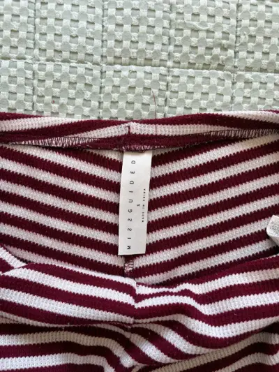 Shorts a rayas rojas y blancas para mujer - miniatura 3