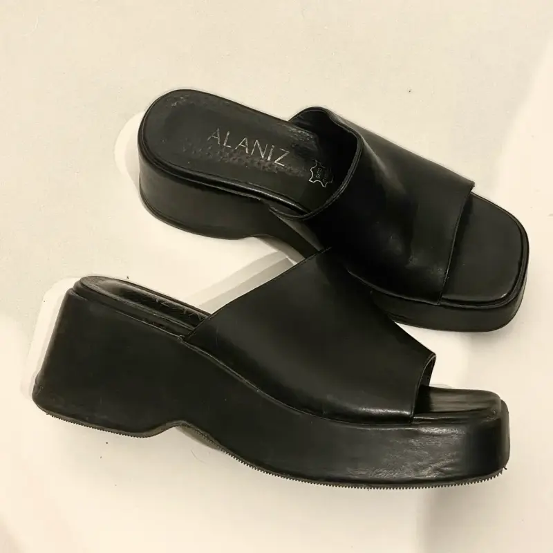 Sandalias de cuero negro Alaniz con plataforma
