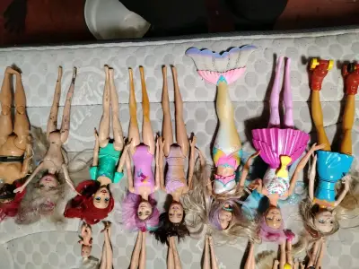 Lote de muñecas Barbie y sirenas usadas - miniatura 1