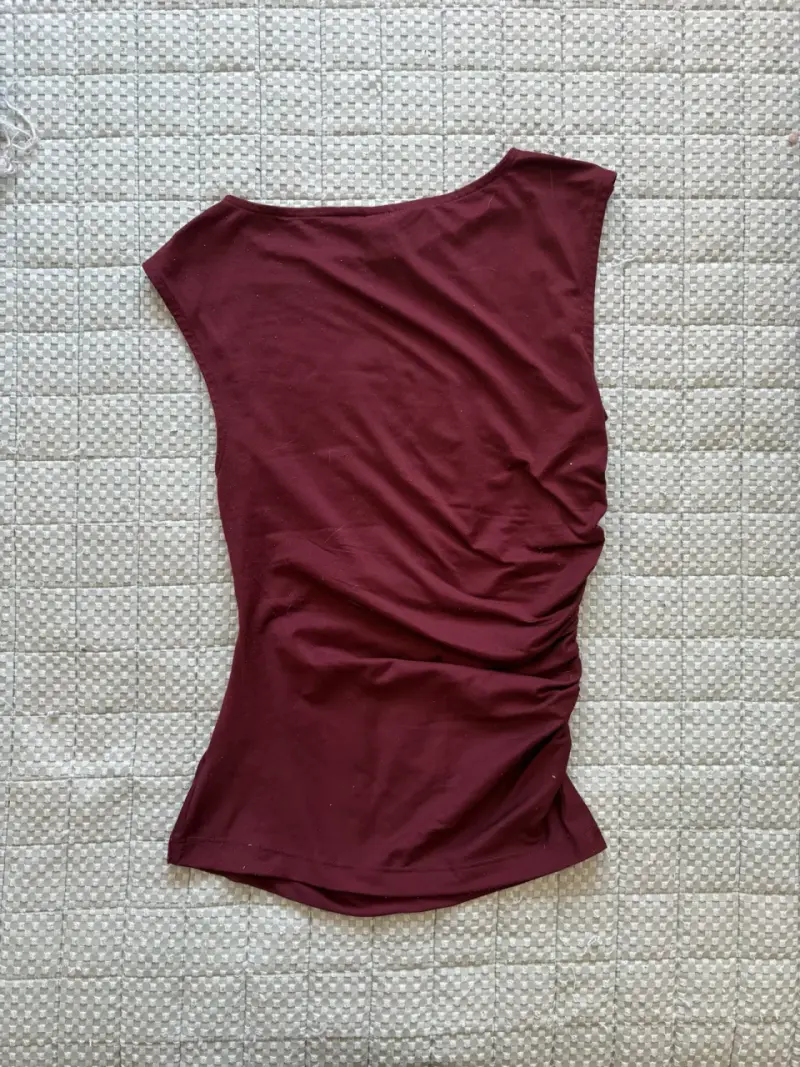 Polera sin mangas burdeos H&M con fruncido lateral - 2