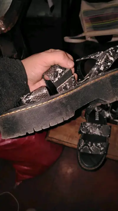 Sandalias de plataforma con diseño de serpiente - miniatura 2