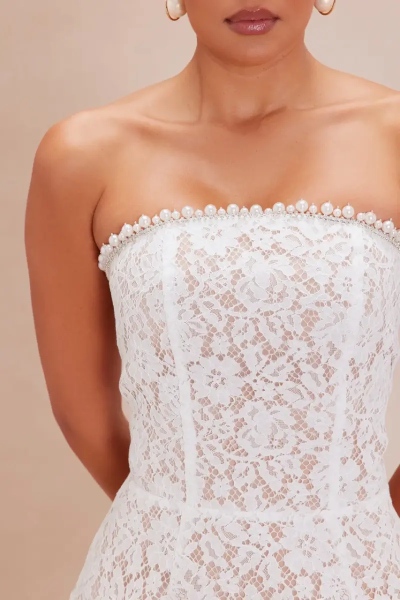Vestido corto de encaje blanco sin tirantes - 3