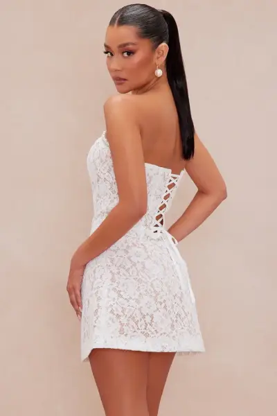 Vestido corto de encaje blanco sin tirantes - miniatura 4
