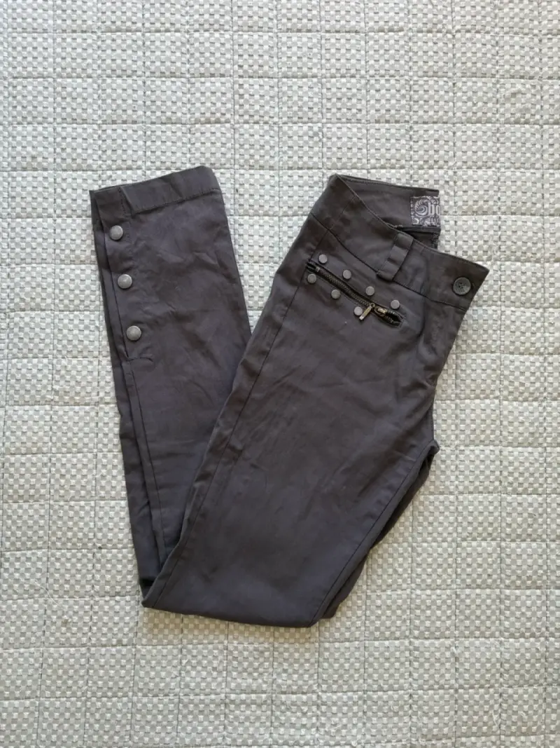 Pantalones grises con botones decorativos