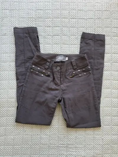 Pantalones grises con botones decorativos - miniatura 2