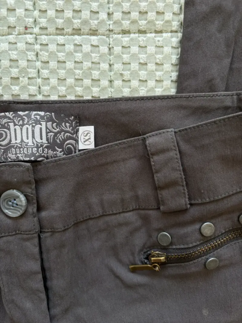 Pantalones grises con botones decorativos - 3