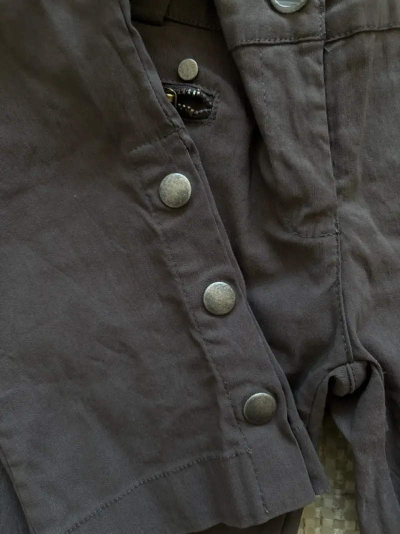 Pantalones grises con botones decorativos - 4