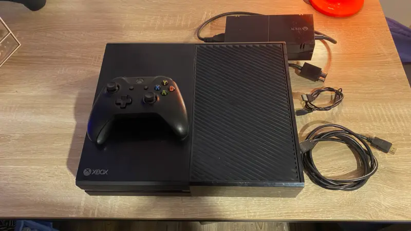 Consola Xbox One con control y cables - 2