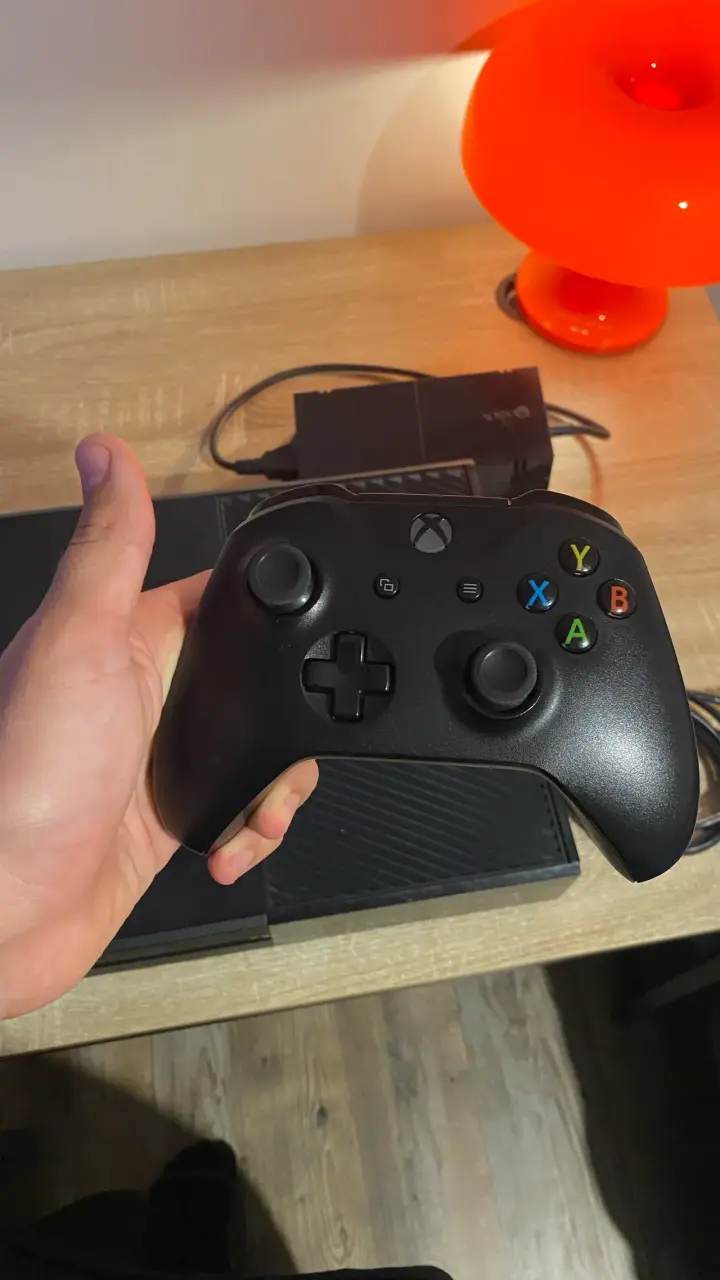 Consola Xbox One con control y cables - 3