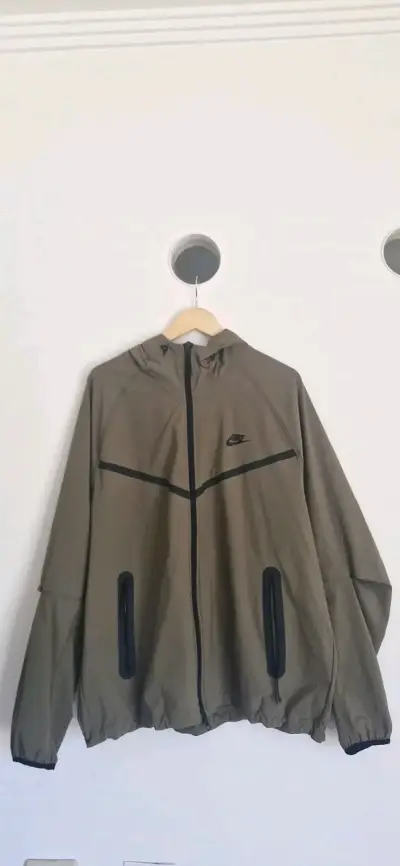 Cortavientos Nike con capucha talla L - miniatura 1