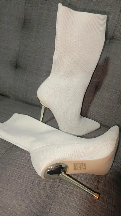 Botas beige de tacón alto elegantes - miniatura 1