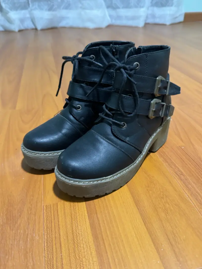 Botines negros con hebillas y plataforma - 1
