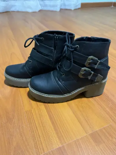 Botines negros con hebillas y plataforma - miniatura 2