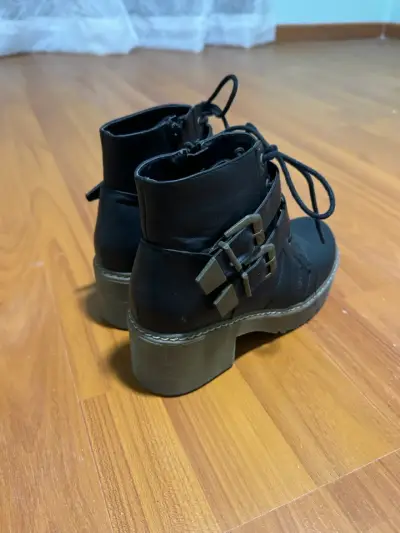 Botines negros con hebillas y plataforma - miniatura 3