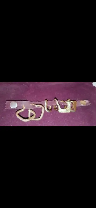 Conjunto de joyas doradas con collares y anillos - miniatura 1
