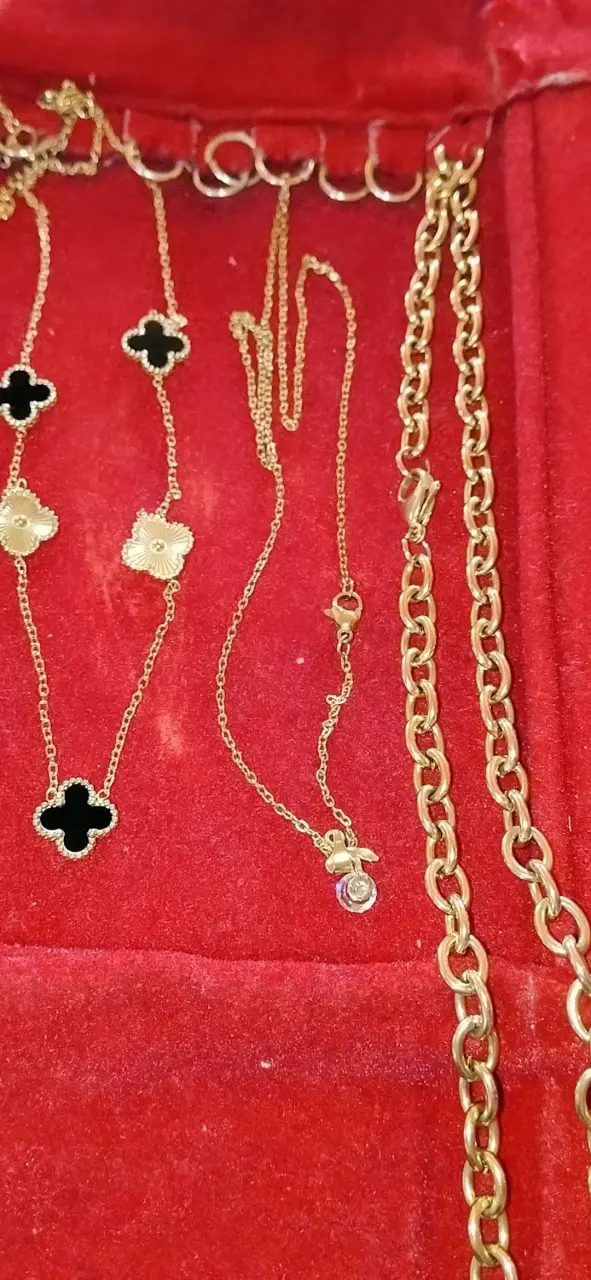 Conjunto de joyas doradas con collares y anillos - 2
