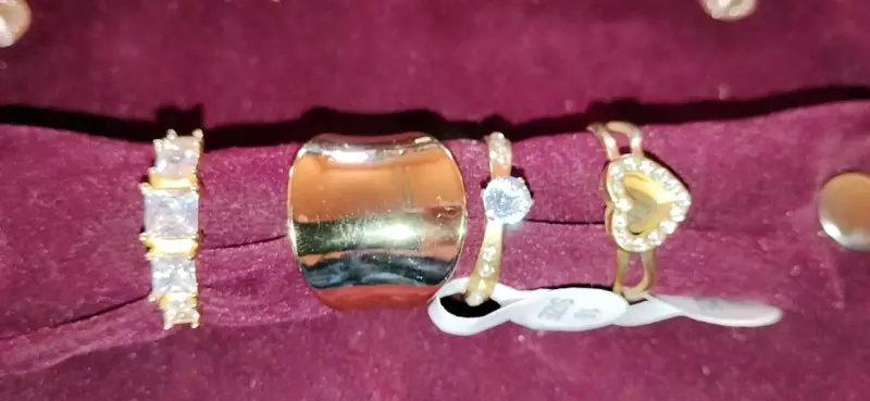 Conjunto de joyas doradas con collares y anillos - 3