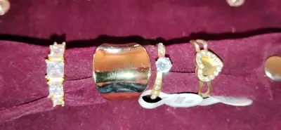 Conjunto de joyas doradas con collares y anillos - miniatura 3