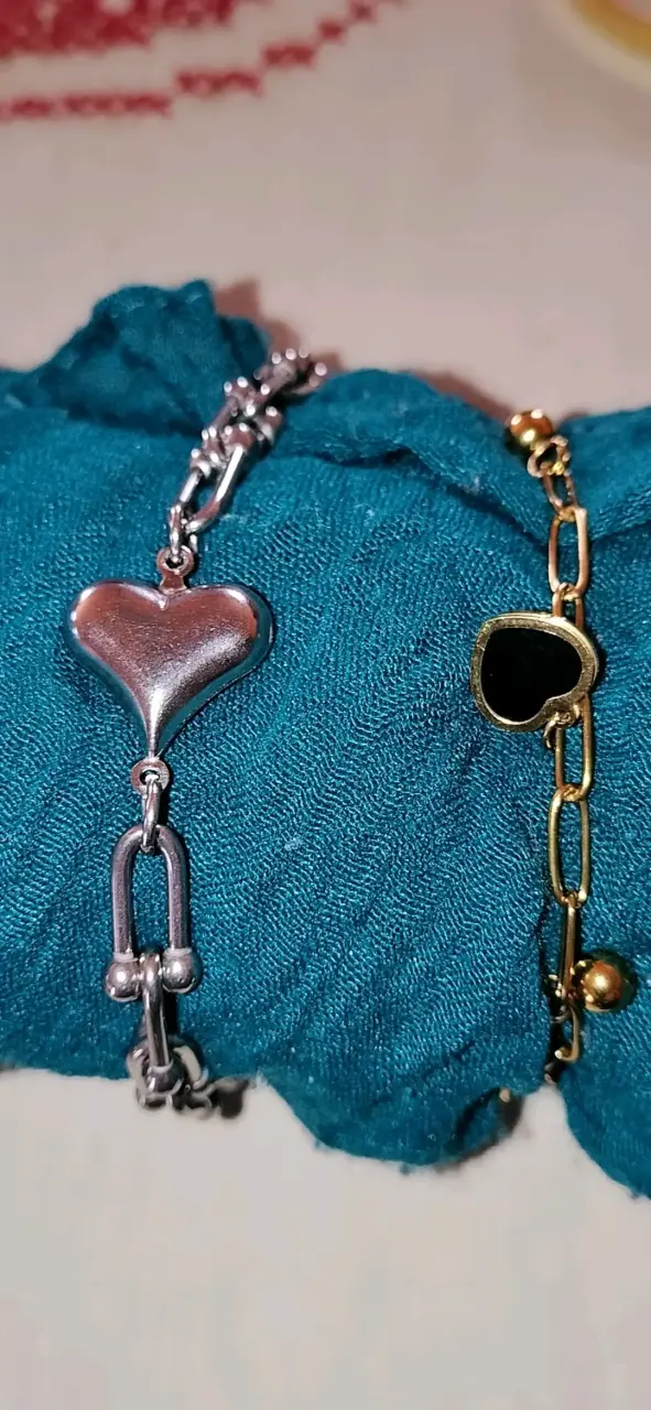 Conjunto de joyas doradas con collares y anillos - 4