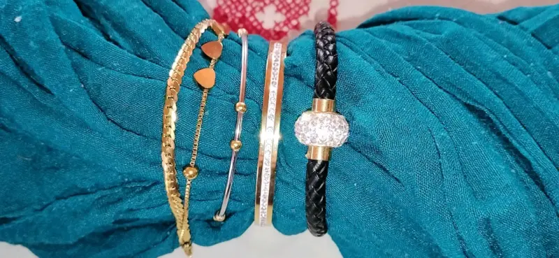 Conjunto de joyas doradas con collares y anillos - 5