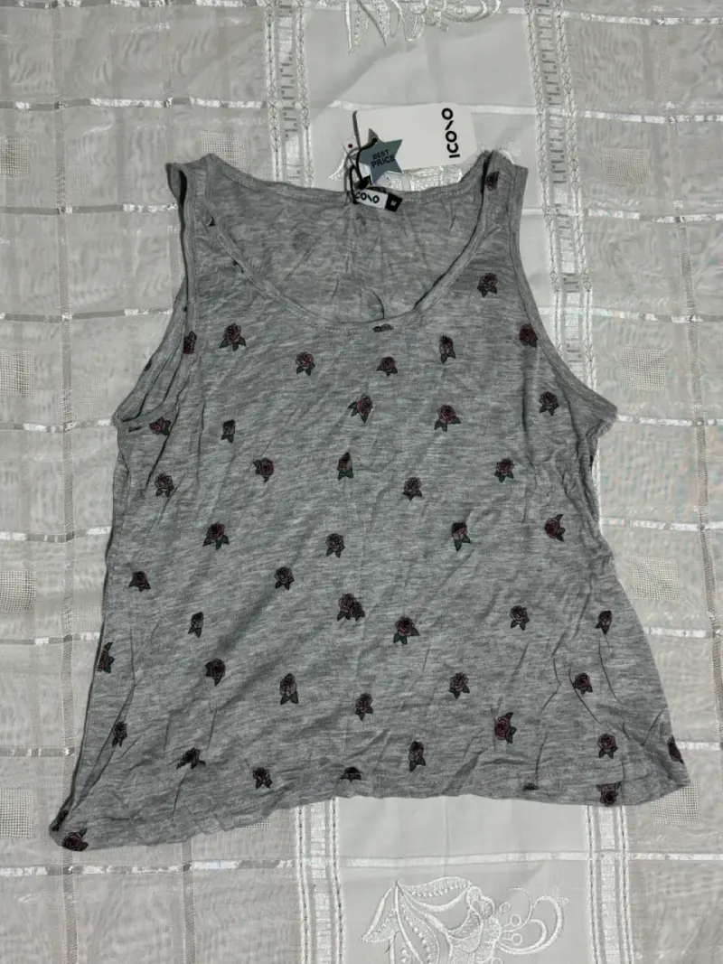 Musculosa gris con estampado de rosas - 1