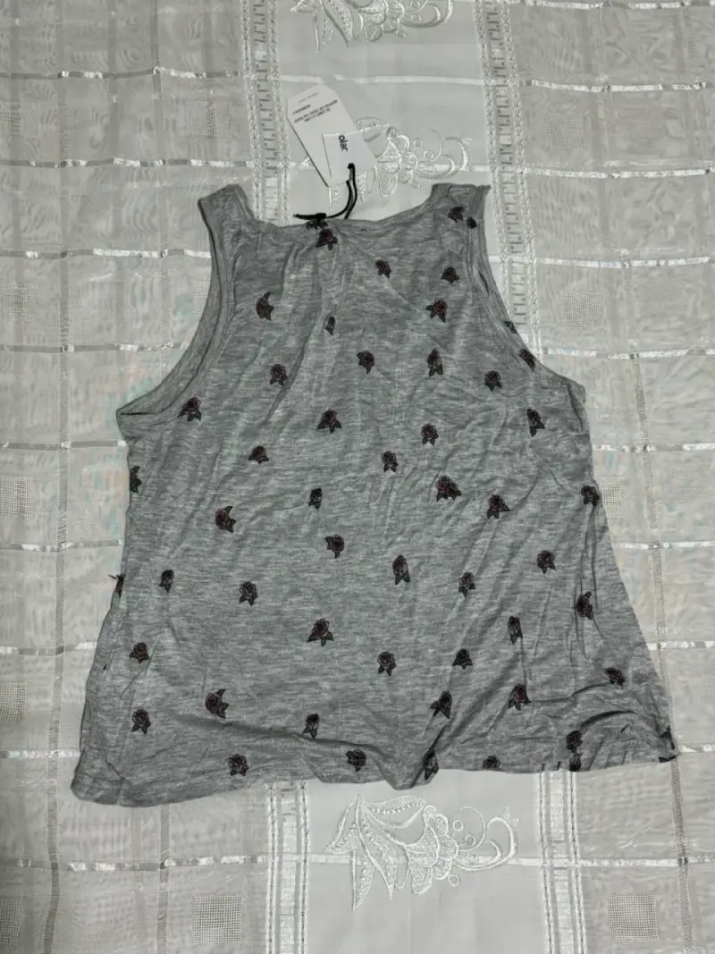 Musculosa gris con estampado de rosas - 2