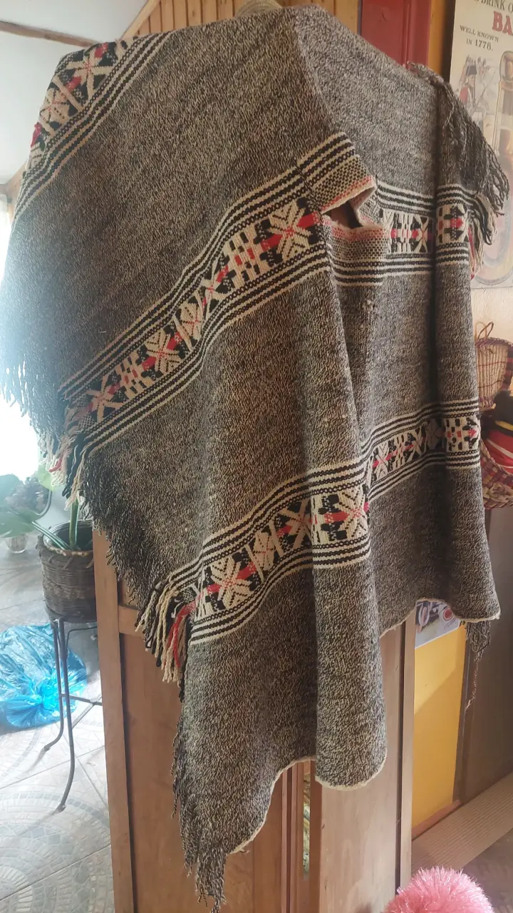 Poncho artesanal de lana de oveja chileno - 1