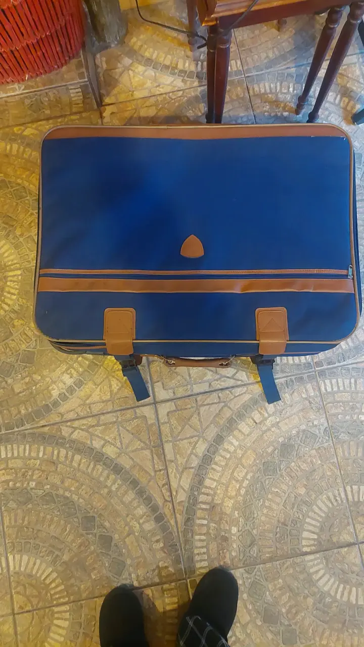 Maleta de viaje grande azul con detalles marrones - 2
