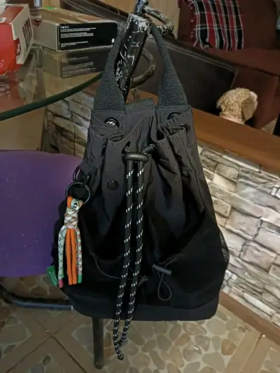 Mochila negra con cordones ajustables - miniatura 1