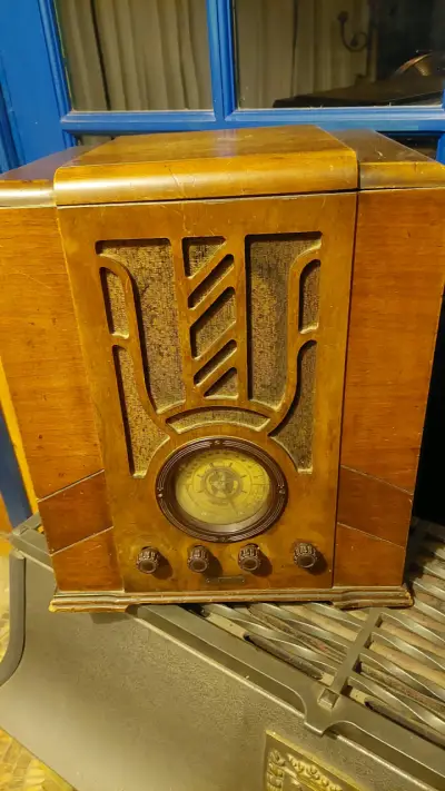 Radio antigua de madera estilo vintage - miniatura 1