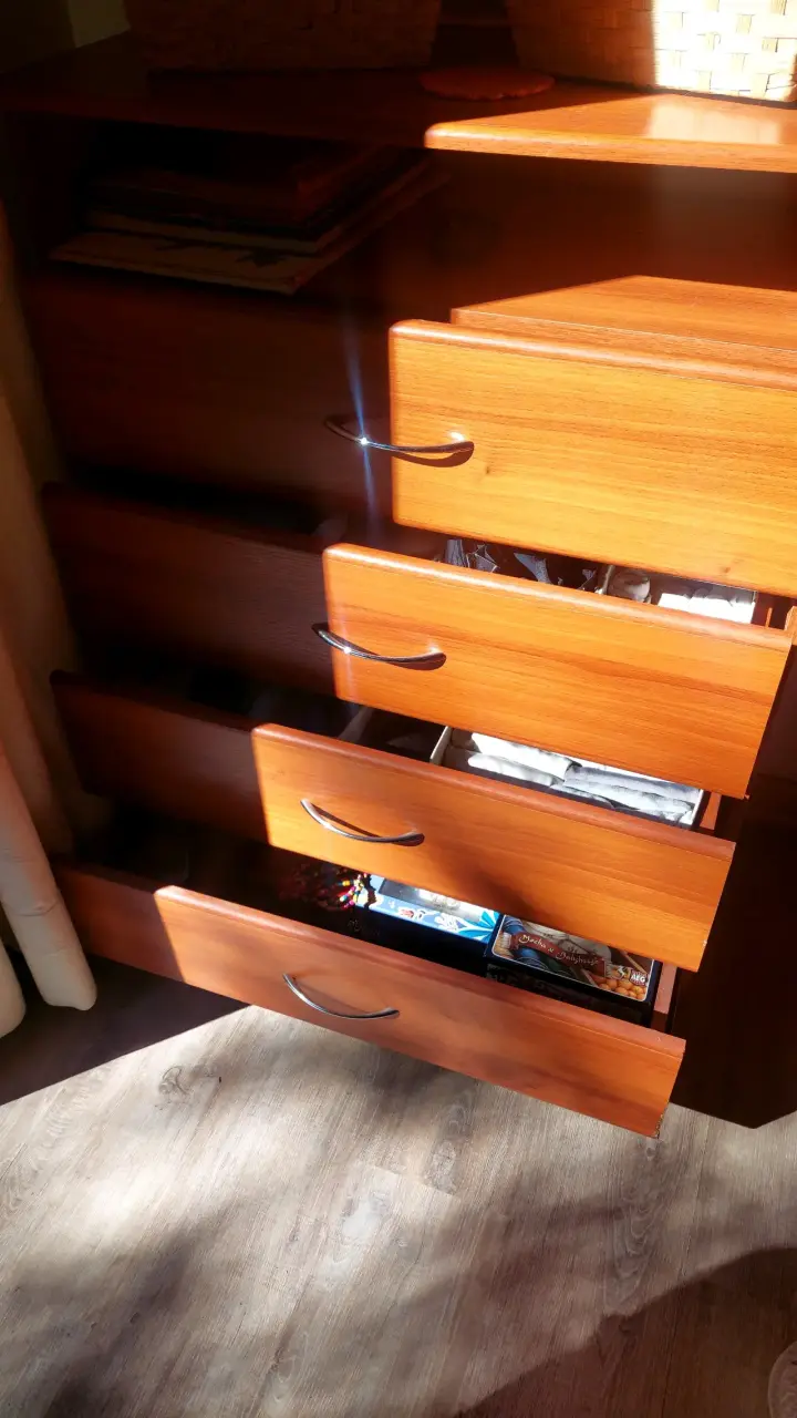 Cómoda de Madera con Cajones Amplios - 2